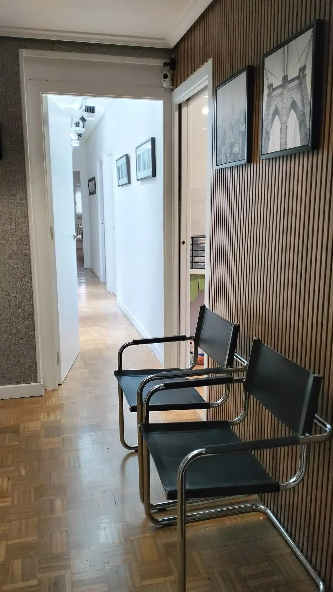 Sala de espera moderna del centro de psicología PsicoBienestar en Logroño