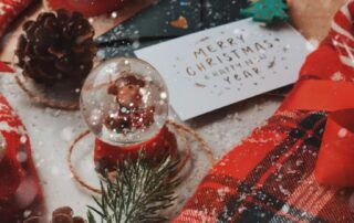 Mujer sentada junto al árbol de Navidad disfrutando de un momento de calma