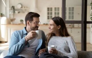 Pareja en comunicación emocional al final del año