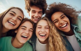 Adolescente recibiendo apoyo emocional de un adulto frente a la presión por encajar socialmente.