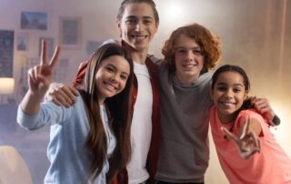 Adolescente en casa procesando emociones de fin de año