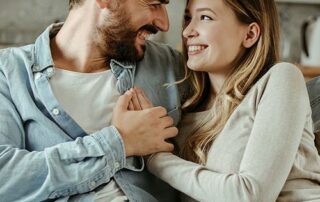 Pareja compartiendo un momento de cercanía y comunicación para fortalecer su relación.