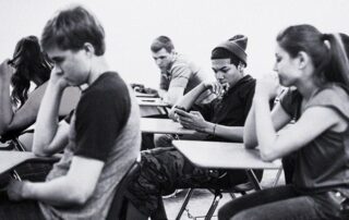 niño preparándose para volver a clases