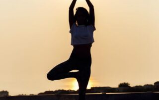 persona practicando hábitos emocionales positivos