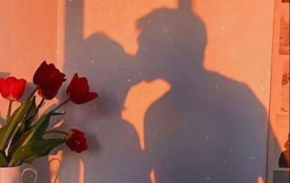 adolescente reflexionando sobre relaciones en San Valentín