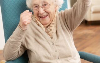 adulto enfrentando desafíos con actitud positiva