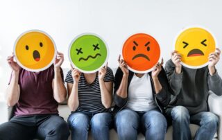 adolescente reflexionando sobre sus emociones