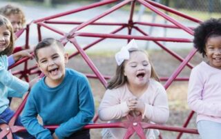 niños jugando juntos en un entorno diverso