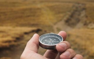 persona escribiendo propósitos de año nuevo