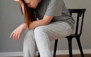 persona abrumada por múltiples tareas y responsabilidades