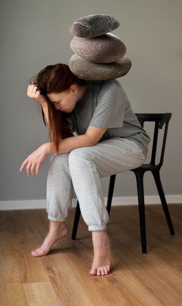 persona abrumada por múltiples tareas y responsabilidades