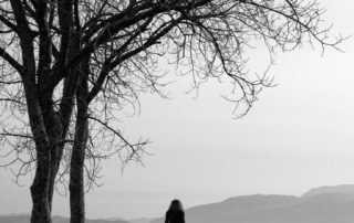 persona reflexionando sola en un espacio tranquilo