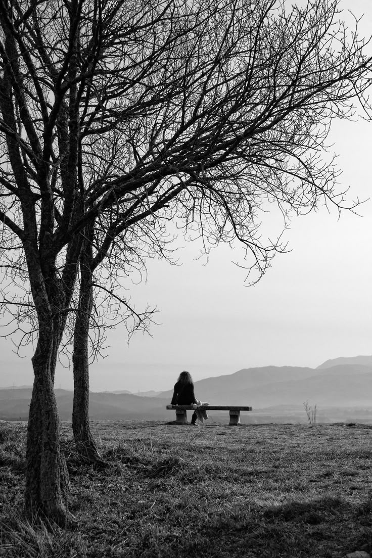 persona reflexionando sola en un espacio tranquilo