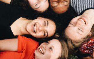 adolescentes reflexionando sobre identidad y autoestima