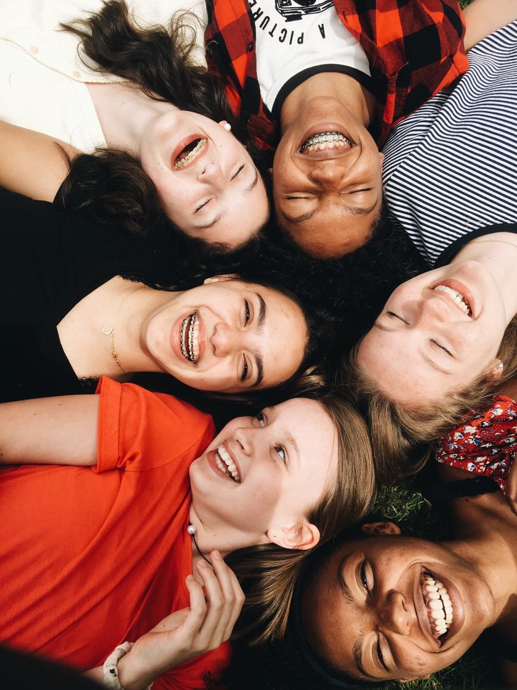 adolescentes reflexionando sobre identidad y autoestima