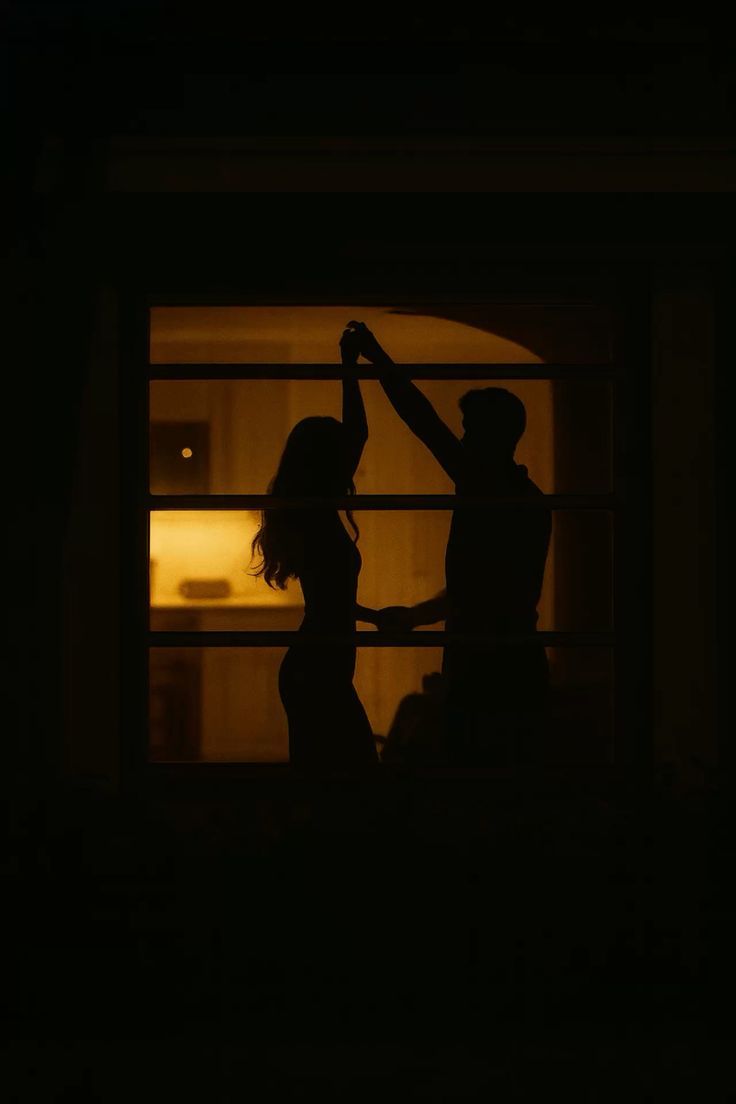 personas resolviendo un conflicto con diálogo y calma