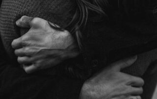 pareja mostrando afecto y cercanía