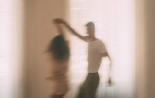 pareja apoyándose y compartiendo responsabilidades emocionales