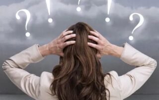 adolescente estudiando con actitud perfeccionista